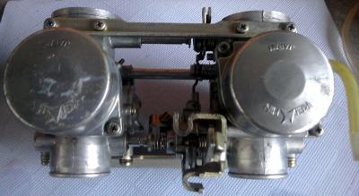vergaserbatterie_cb400_sauber_von_oben.jpg